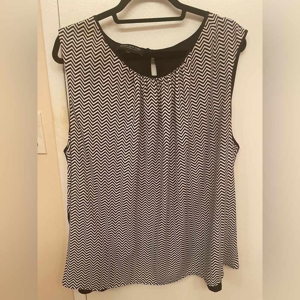Jones New York Collection Woman sleeveless 100% polyester shirt. Size 24W.